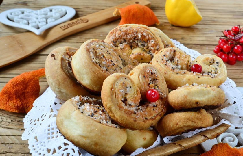 1. Этап. Ушки-завитушки: Запекайте слоеные ушки-завитушки в духовке при температуре 180 градусов 15-20 минут до золотистого цвета.