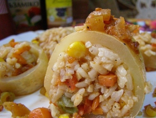 1. Этап. Кальмары, фаршированные рисом и овощами: 8. Если в начинке осталась жидкость, сцедите ее, а саму начинку подсолите и поперчите по вкусу. Теперь начините тушки полученной смесью. Кальмаров можно предварительно поджарить на масле до румяности, чтобы были красивее. Кальмары, фаршированные рисом и овощами готовы! Приятного аппетита!