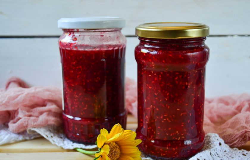 1. Этап. Варенье из крыжовника и малины: Разложите варенье по стерилизованным банкам и закатайте. Оставьте при комнатной температуре до полного остывания, а затем отправьте в прохладное место. Кушайте с удовольствием!