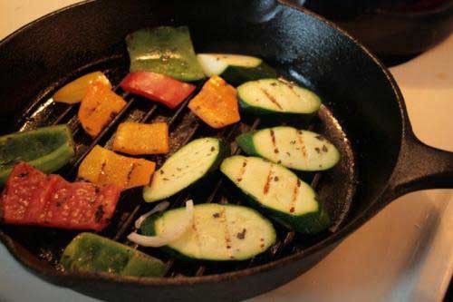 1. Stage. Express meat: Fry the vegetables in a pan. Also add soy sauce until golden brown at the end.