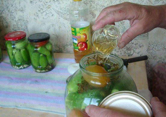 1. Этап. Консервированные огурцы: В банку залить уксус.