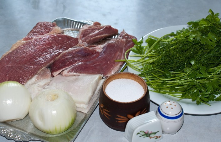 1. Этап. Фарш из говядины и свинины: Подготовим все необходимые ингредиенты для приготовления фарша.