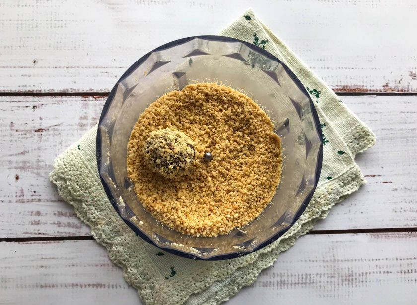 1. Этап. Домашние конфеты за 5 минут: Оставшуюся половину обваляйте в измельченном арахисе.