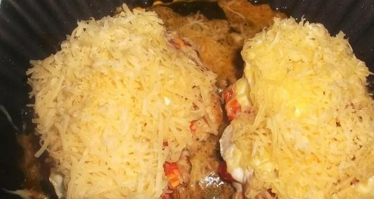 1. Этап. Куриная грудка под шубой в духовке: Спустя это время посыпьте блюдо мелко натёртым сыром. Отправьте горячее запекаться ещё на 5 минут.