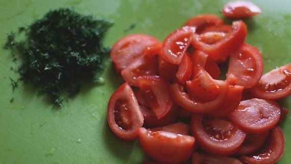 1. Этап. Куриное филе по-французски: 4. Помидоры следует нарезать кольцами или четвертинками, мелко нарубите зелень.