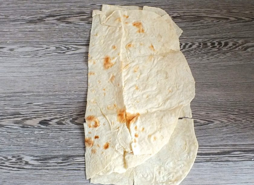 1. Этап. Бургер в лаваше: Лаваш разрежьте на широкие полосы.