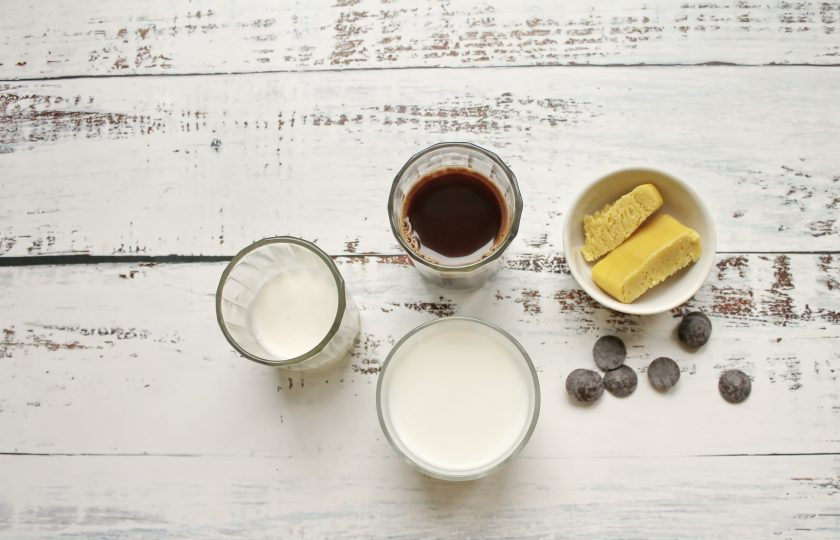 1. Этап. Кофе с марципаном: Подготовьте все необходимые ингредиенты для приготовления кофе с марципаном. Сварите крепкий кофе любым удобным способом.