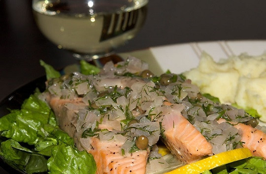 1. Этап. Праздничный ужин на день рождения: 9. Для любителей рыбы - запеченная семга с соусом из лука, белого вина, каперсами и укропом.