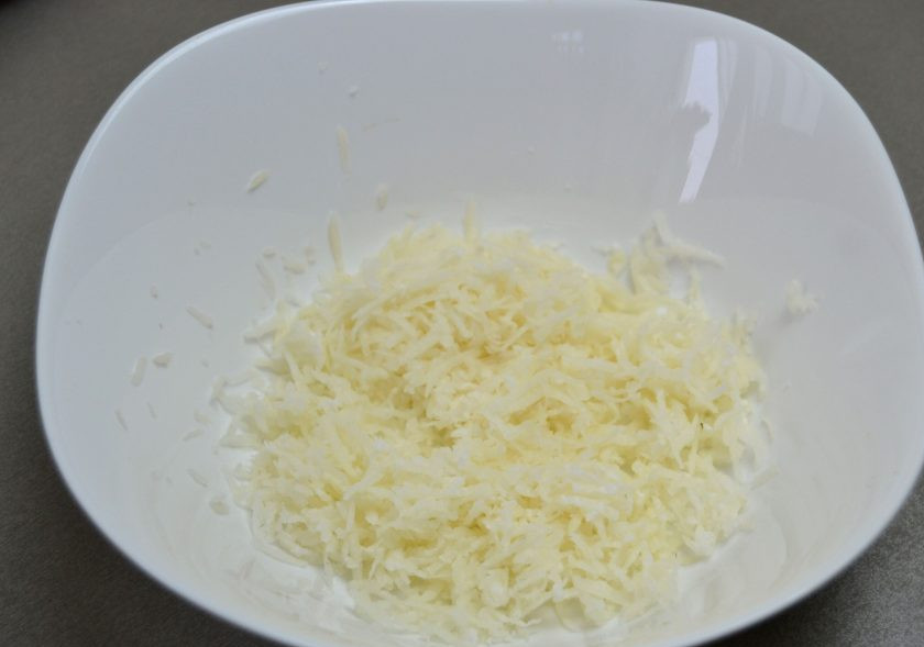 1. Этап. Редька с квасом: Натрите редьку на терке среднего размера.