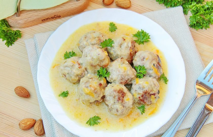 1. Этап. Фрикадельки с пармезаном и миндалем: 10. Фрикадельки с пармезаном и миндалем готовы. Подавайте их в горячем виде самостоятельно или с любым гарниром. Приятного аппетита!