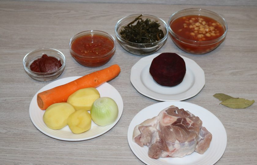 1. Этап. Борщ с морской капустой: Подготовьте ингредиенты. Овощи помойте, почистите.