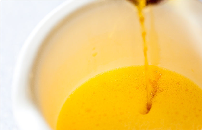 1. Этап. Чак-чак без водки: Взбиваем яйца и добавляем в них коньяк, перемешиваем.