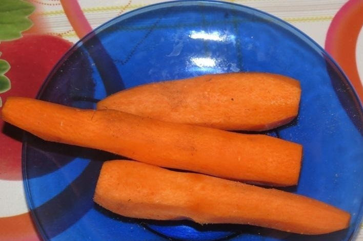 1. Этап. Мексиканская смесь: 7. Морковку чищу и мою, затем натираю на крупной терке.