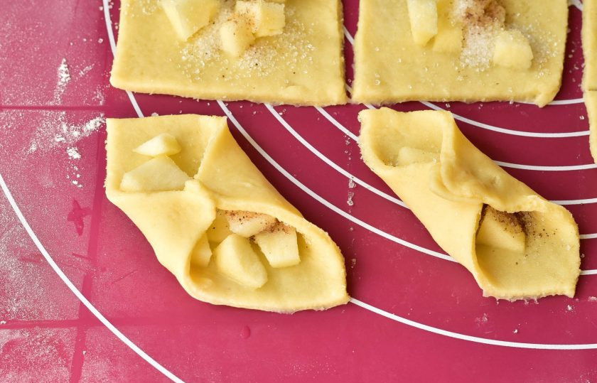 1. Этап. Печенье Творожные платочки: Скрепите два края квадратика.