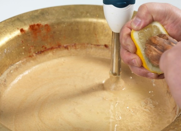 1. Этап. Хумус от Сталика Ханкишиева: 7. Выжмите сок лимона. Сперва достаточно половинки лимона, после можно будет добавить.