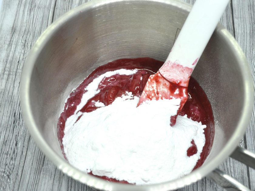 1. Этап. Персик Мельба: Всыпьте в малиновое пюре сахарную пудру, размешайте.