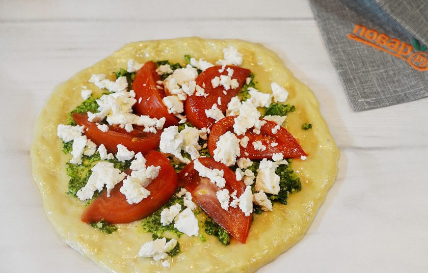 1. Этап. Пицца с сыром из козьего молока и рукколой: 5. Покрошите на помидоры сыр.