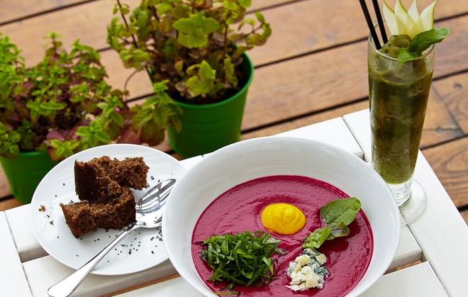 1. Этап. Суп со свеклой и щавелем: В порционные тарелки влейте свекольный крем-суп. К нему добавьте морковный, щавель, мангольд и сыр. Приятного аппетита!