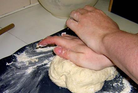 1. Этап. Сэндвич со свининой: Далее нужно добавить соль, масло и остальную муку. Месите пока тесто не станет упругим. Делаем из него клубок.