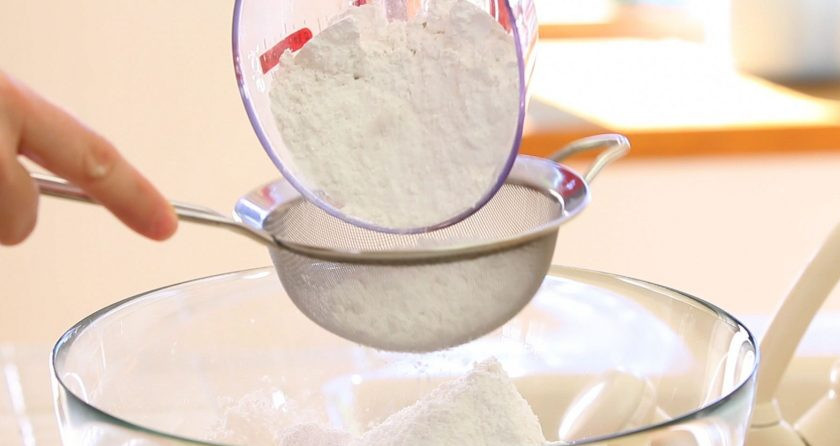 1. Этап. Кейкпопсы Валентинки: 2. Затем переложите смесь в большую чашу. Просейте к ней пудру. Добавьте экстракты, яйца и цедру.