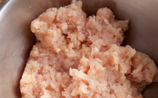 1. Этап. Куриный фарш (котлеты): Филе промойте и перекрутите в мясорубке.