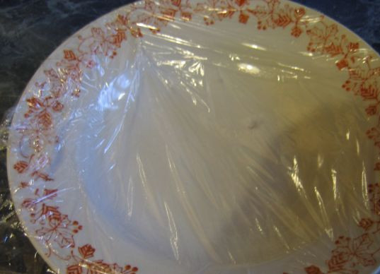 1. Этап. Пряничный торт (рецепт без выпечки): 2. Тарелку прикроем пищевой пленкой. Пряники нарезаем колечками примерно в сантиметр толщиной. Выкладываем на дно.