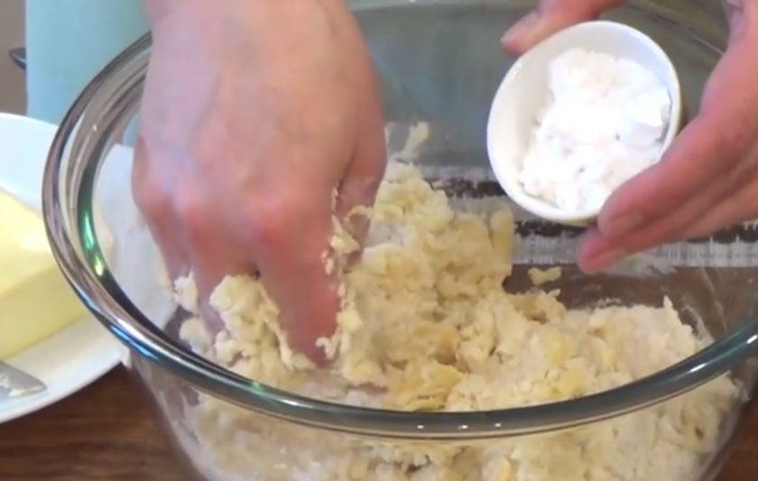 1. Этап. Пирог из тыквы по-английски: 1. Просеянную муку смешайте со сливочным маслом комнатной температуры и одним желтком. Быстро замесите тесто, добавьте сахарную пудру. Должна получиться крошка из теста и для того, чтобы ее собрать в ком, можете добавить немного воды.