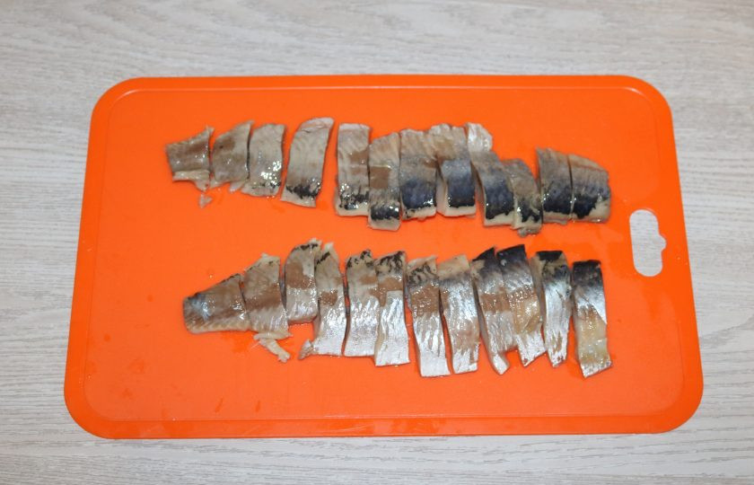 1. Этап. Хе из сельди по-корейски: Сельдь разморозьте, промойте, сделайте филе.