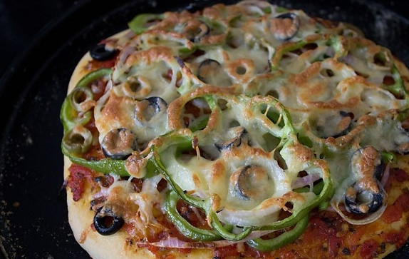 1. Этап. Пицца своими руками: Выпекайте пиццу в разогретой до 200 градусов духовке около 15 минут. Приятного аппетита!