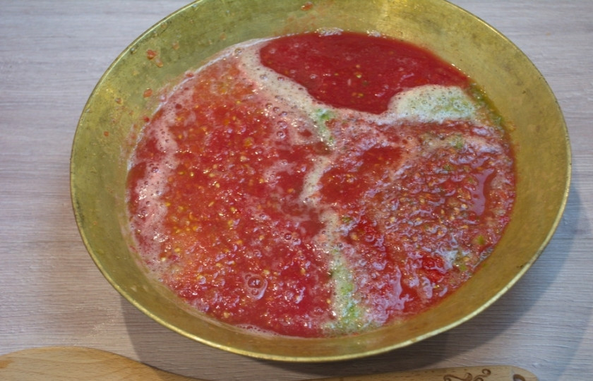 1. Этап. Аджика грузинская острая: Все подготовленные овощи перекрутите через мясорубку.