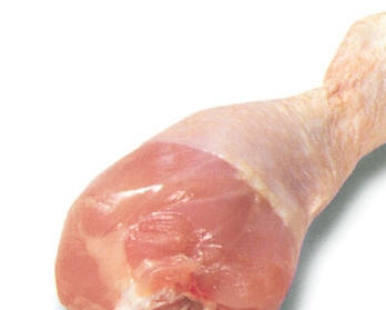 1. Этап. Куриный суп в горшочке: 1. Берем куриную голень (можно и всю ножку, при условии, что она маленькая и сможет уместиться в горшочке), тщательно ее моем. Мясо можно порезать, а можно и оставить голень целой. Кладем в горшочек.