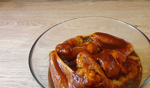 1. Этап. Крылышки, маринованные в остром кетчупе: Я решила еще порезать крылышки помельче, по суставу на две части. Так лучше промаринуются и быстрее приготовятся. Опустить крылья в маринад и хорошо перемешать (я даже помассировала, втирая маринад в мяско). Мариновать два часа минимум. Если дольше, то и лучше. Периодически помешивать.