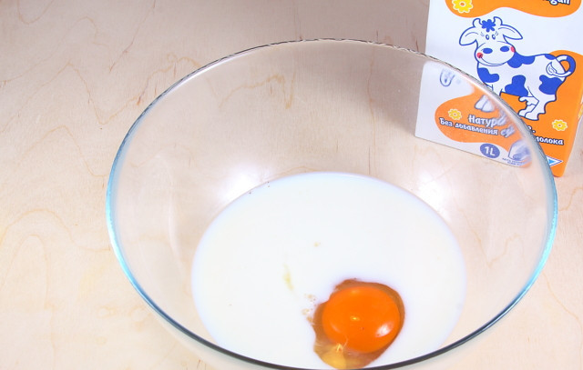 1. Этап. Перемяч: Далее приступаем к тесту, просеиваем муку и смешиваем ее с разрыхлителем. В другую миску разбиваем яйцо, добавляем молоко и ложку соли, перемешиваем до однородного состояния.