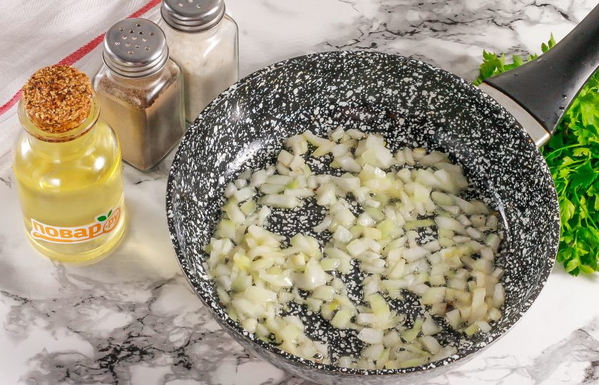 1. Этап. Паста с креветками в сметанном соусе: Половину луковицы нарежьте мелким кубиком и отпассеруйте на растительном масле в сковороде до румяности.