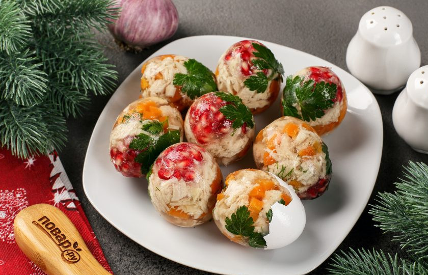 1. Этап. Заливные Драконьи яйца на Новый год 2024: Перед подачей очистите яйца от скорлупы, как обычные вареные.