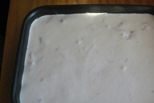 1. Этап. Быстрый пирог с сёмгой: 1/2 часть теста выливаем на противень с высокими краями. Форма для запекания может быть любой, какая только вам удобна.