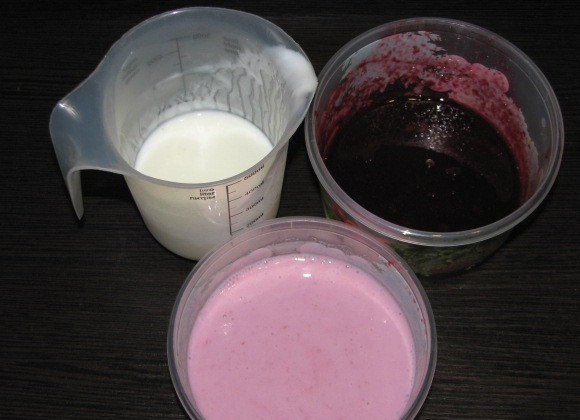 1. Этап. Слоеное ежевичное желе с йогуртом: Йогурт разделите на 2 части. В одну часть введите несколько столовых ложек ягодной смеси, перемешайте. Растворенный желатин равномерно распределите по трем чашкам.