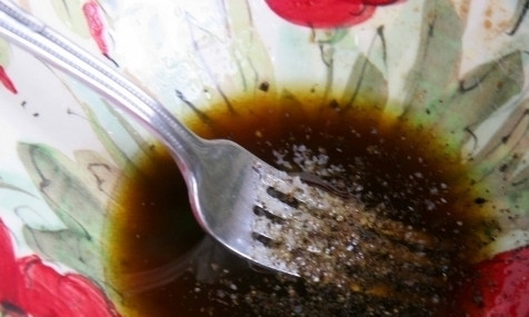 1. Этап. Салат с апельсинами и сыром: Первой готовим заправку к салату. Для этого в салатнице смешаем сок половины апельсина, оливковое масло, бальзамический уксус, соль, перец.