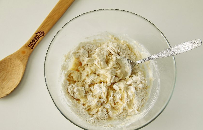 1. Этап. Пицца с морковью: Добавьте муку, перемешайте и влейте масло.