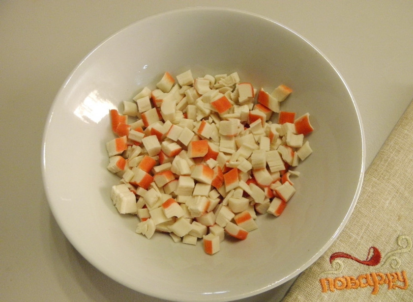 1. Этап. Крабовый салат из крабовых палочек: 2. Крабовые палочки порежьте кубиками.