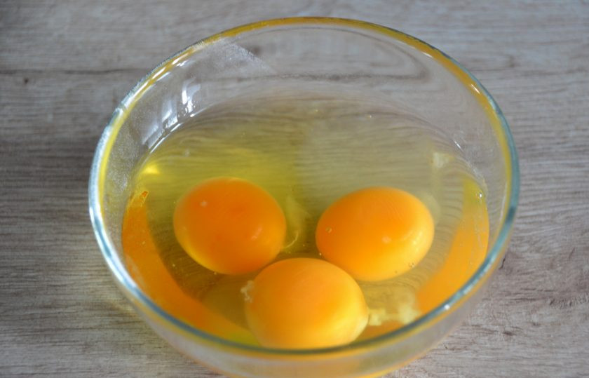1. Этап. Профитроли без глютена: Для удобства работы, разбейте яйца в миску.