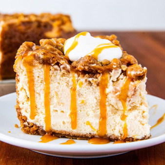 Apple Crisp Cheesecake