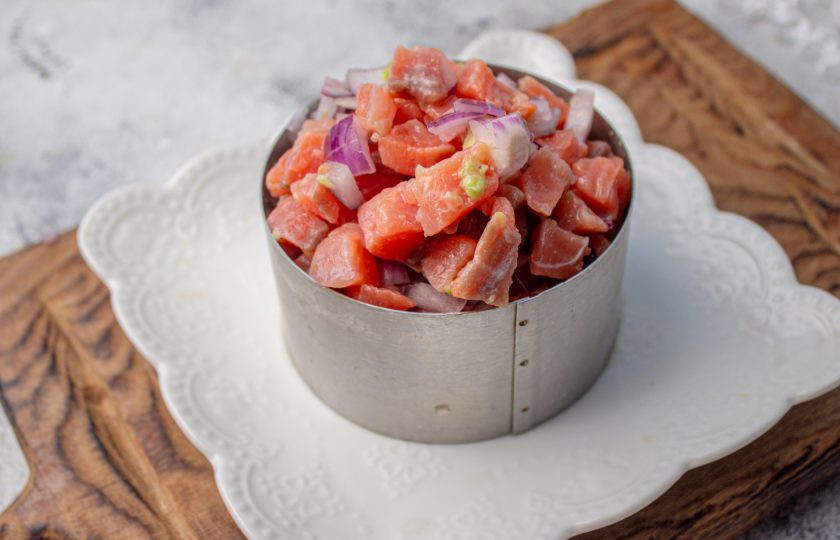 1. Этап. Праздничный легкий салат с семгой и авокадо: Сверху выложите рыбу. Уберите заготовку в холодильник минут на 30.