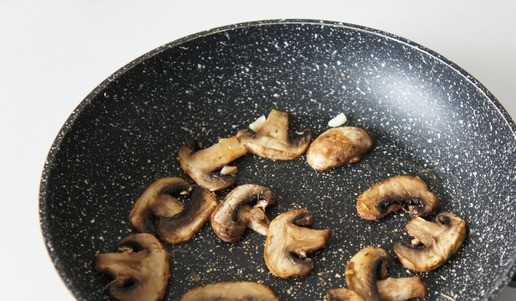 1. Этап. Ассорти брускетт: Добавляем половинку зубчика чеснока. Солим, присыпаем прованскими травками.