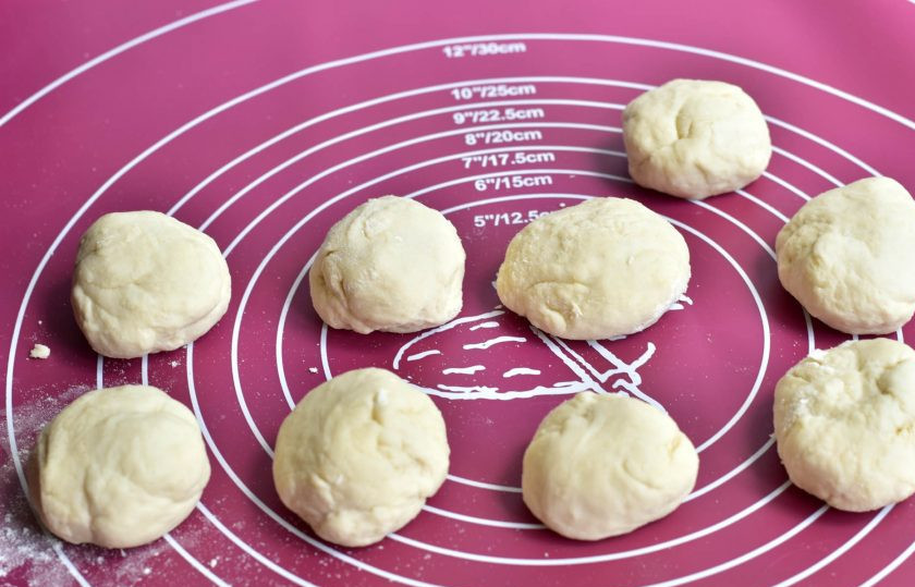 1. Этап. Чебуреки с курицей и сыром: Тесто разделите на одинаковые по размеру кусочки.