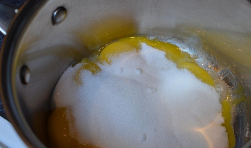 1. Этап. Малиновый торт: Желтки взбейте с сахаром в кастрюле.