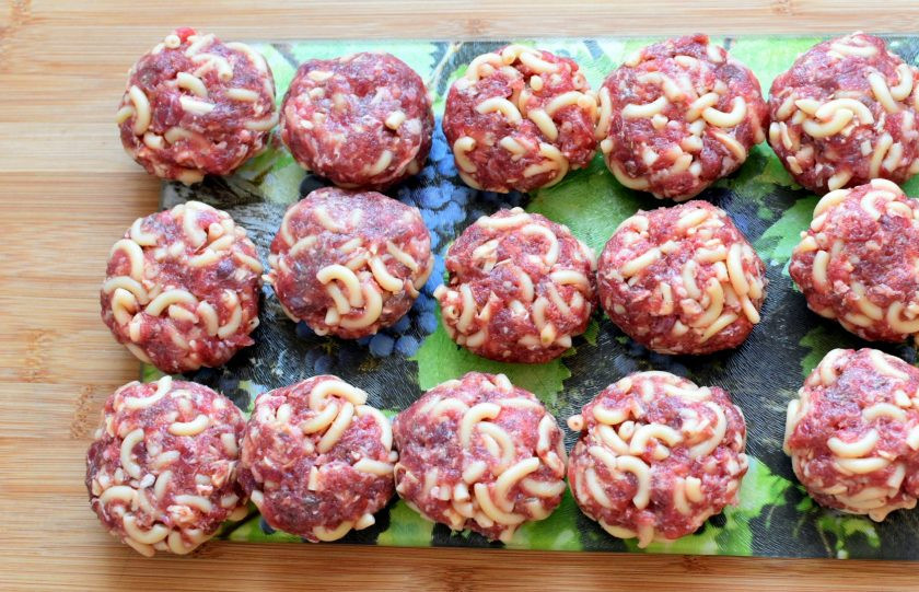 1. Этап. Котлеты по-флотски: Влажными руками скатайте небольшие круглые котлеты. Некрупные легче переворачивать. При желании можно запанировать котлеты в муке, вкуснее в кукурузной, добавив в панировку пряные травы.