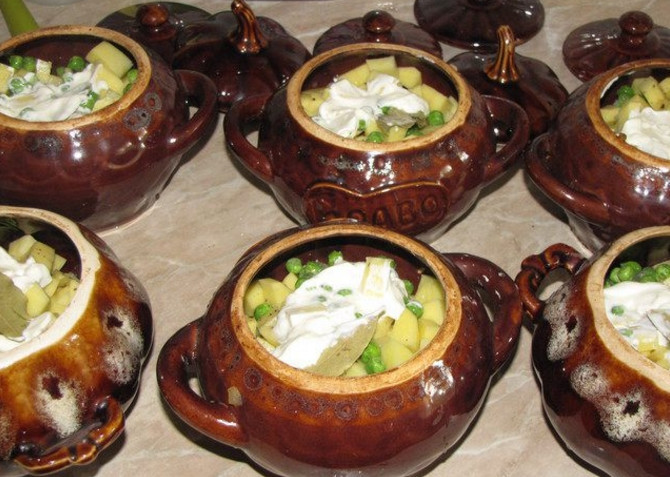 1. Этап. Свинина в горшочке с грибами: 7. Влейте немного бульона, посолите и поперчите, добавьте по столовой ложке сметаны.