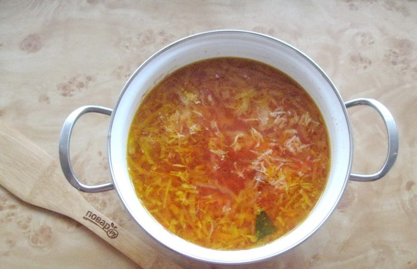 1. Этап. Борщ с яблочным уксусом: Борщ посолите и поперчите по вкусу. За 10 минут до окончания приготовления добавьте лавровый лист. Варите до готовности всех ингредиентов.