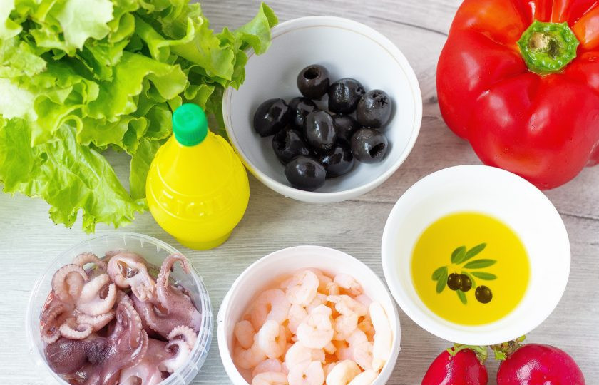 1. Этап. Салат Цветочная поляна: Подготовьте все необходимые ингредиенты.